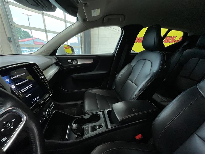 2021 VOLVO XC40 MOMENTUM