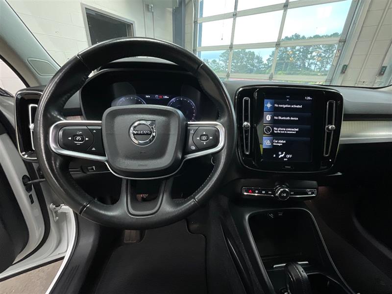 2021 VOLVO XC40 MOMENTUM