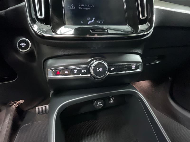2021 VOLVO XC40 MOMENTUM