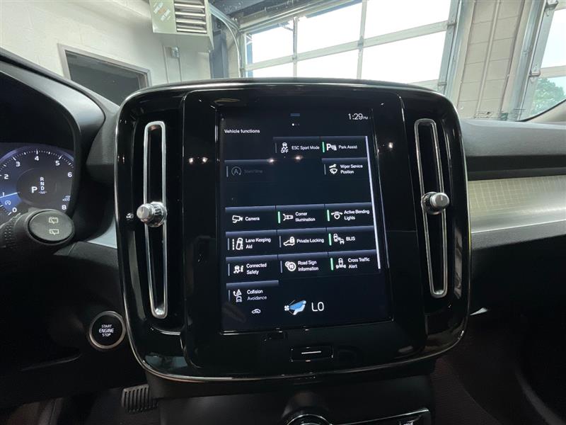 2021 VOLVO XC40 MOMENTUM