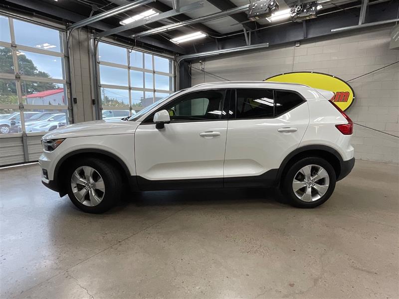 2021 VOLVO XC40 MOMENTUM