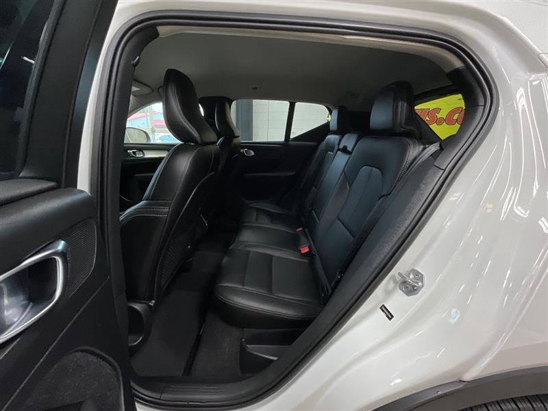 2021 VOLVO XC40 MOMENTUM