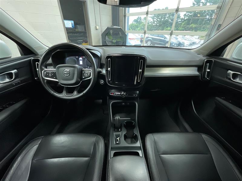 2021 VOLVO XC40 MOMENTUM