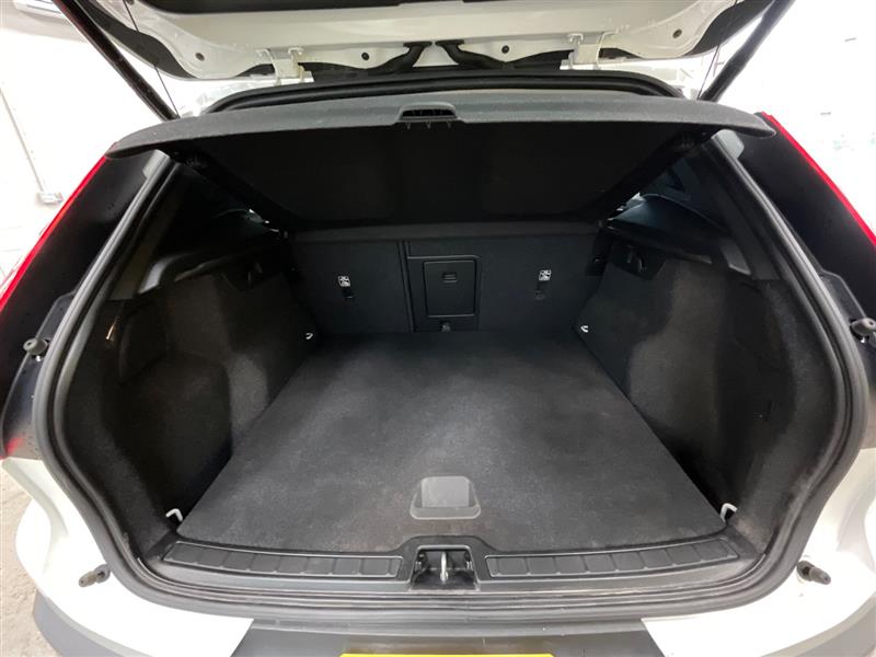2021 VOLVO XC40 MOMENTUM