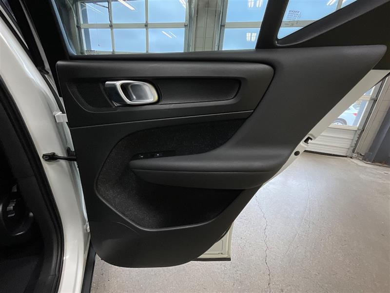 2021 VOLVO XC40 MOMENTUM