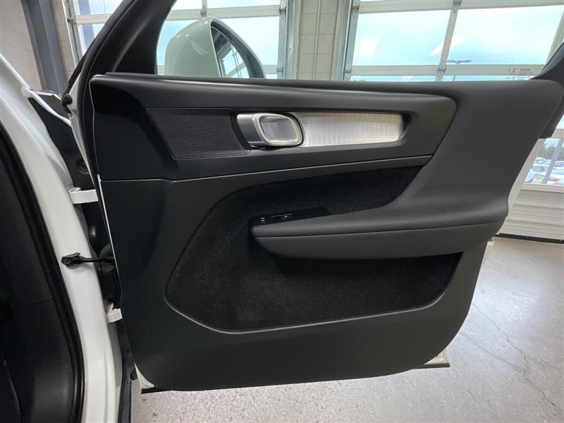 2021 VOLVO XC40 MOMENTUM