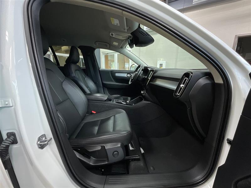 2021 VOLVO XC40 MOMENTUM