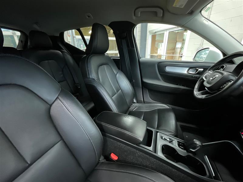2021 VOLVO XC40 MOMENTUM