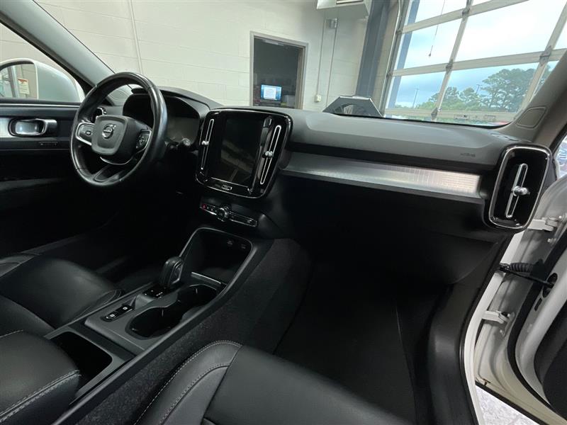 2021 VOLVO XC40 MOMENTUM