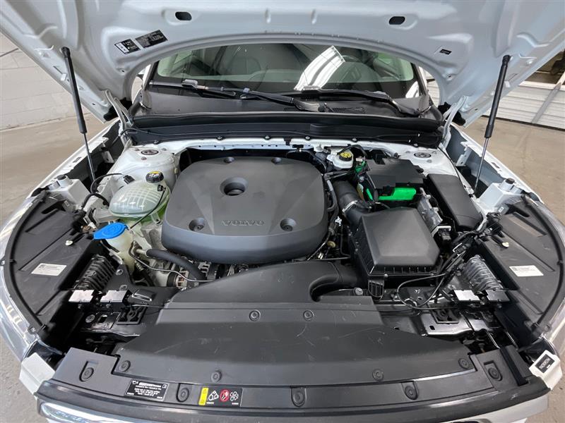 2021 VOLVO XC40 MOMENTUM