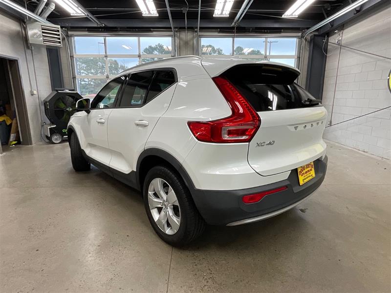 2021 VOLVO XC40 MOMENTUM