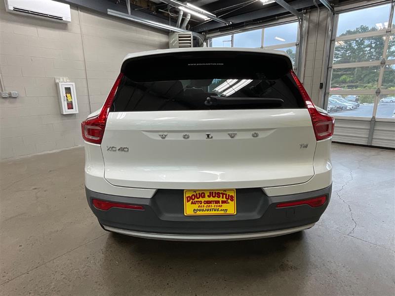 2021 VOLVO XC40 MOMENTUM