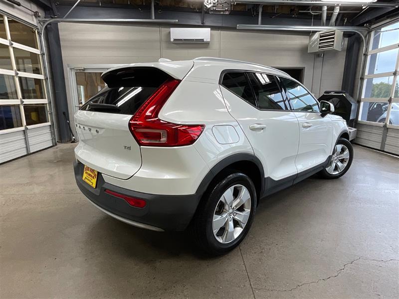 2021 VOLVO XC40 MOMENTUM