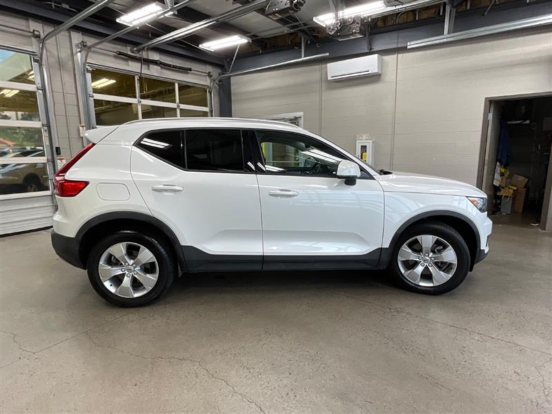 2021 VOLVO XC40 MOMENTUM