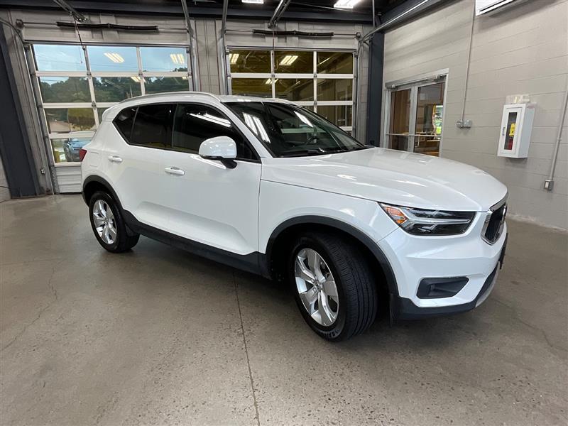 2021 VOLVO XC40 MOMENTUM