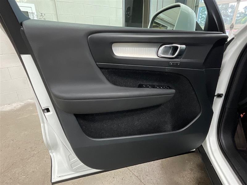 2021 VOLVO XC40 MOMENTUM