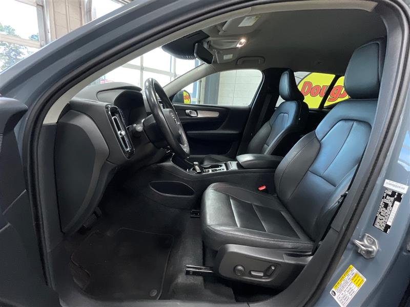 2021 VOLVO XC40 MOMENTUM