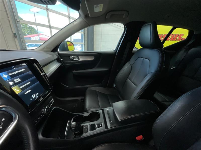 2021 VOLVO XC40 MOMENTUM