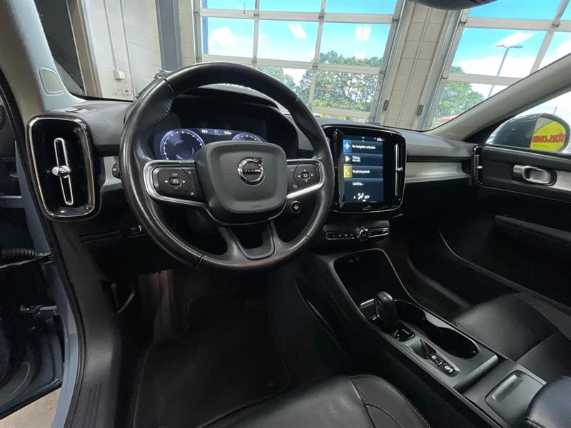 2021 VOLVO XC40 MOMENTUM