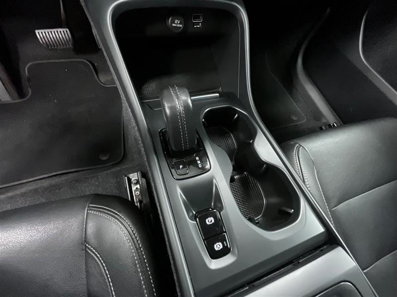 2021 VOLVO XC40 MOMENTUM