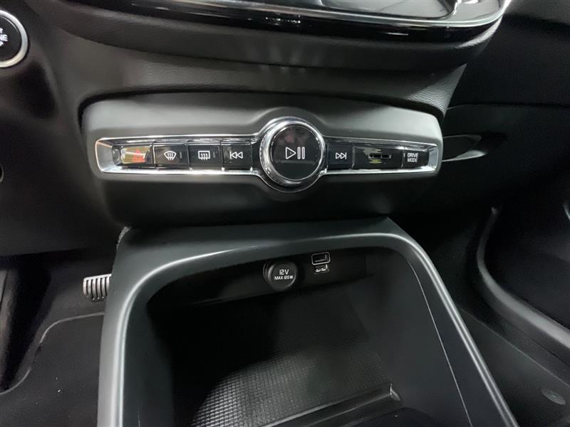 2021 VOLVO XC40 MOMENTUM
