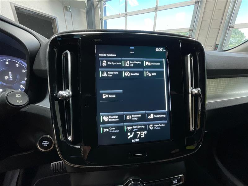 2021 VOLVO XC40 MOMENTUM