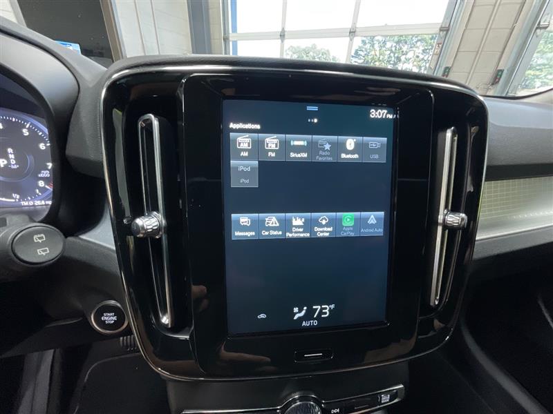 2021 VOLVO XC40 MOMENTUM