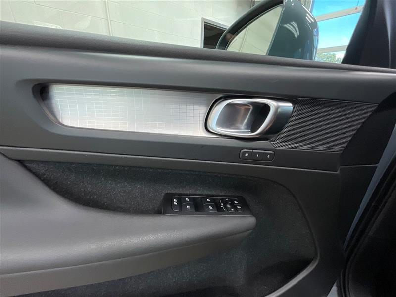 2021 VOLVO XC40 MOMENTUM