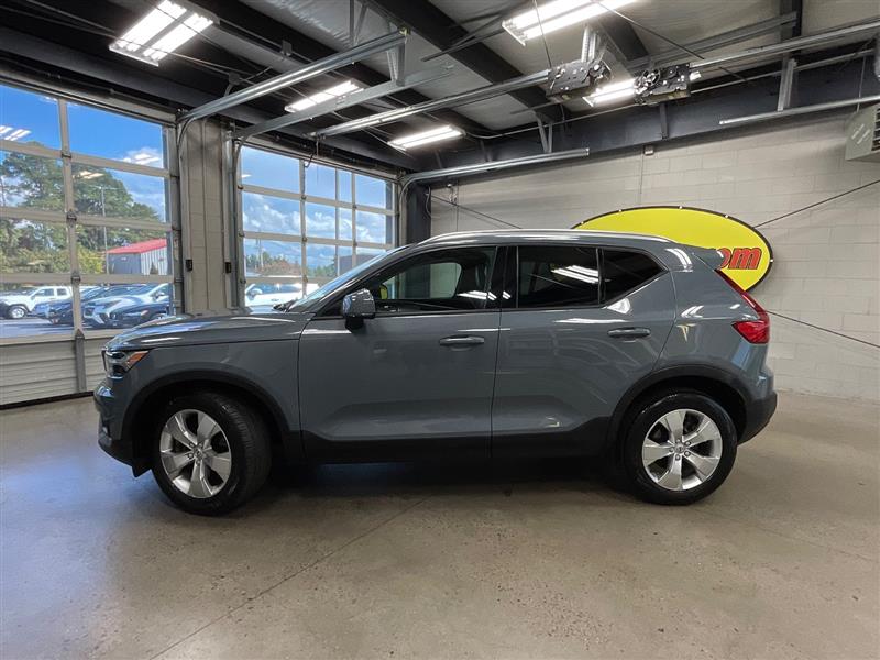 2021 VOLVO XC40 MOMENTUM