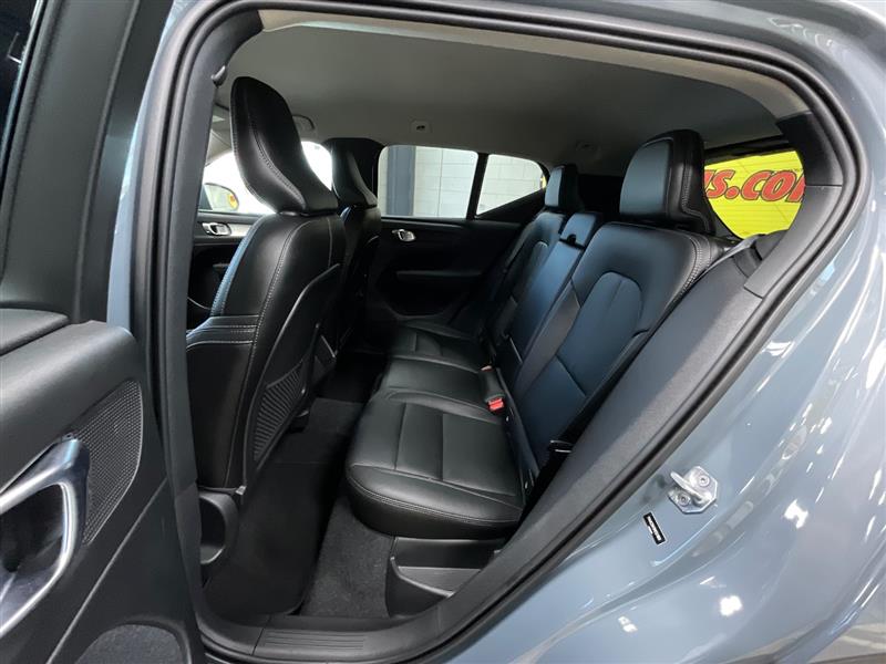 2021 VOLVO XC40 MOMENTUM