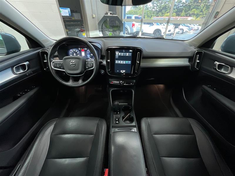 2021 VOLVO XC40 MOMENTUM