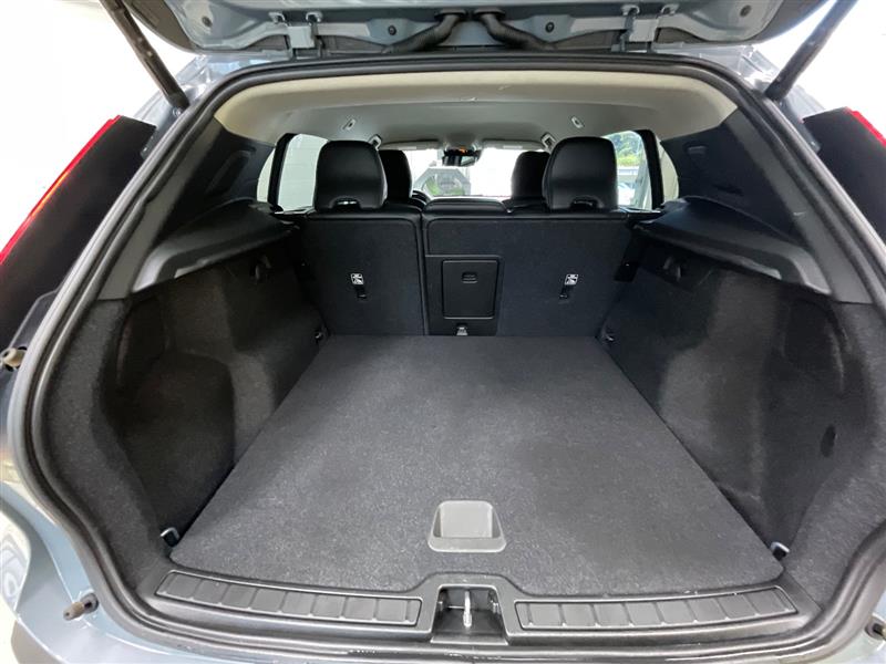2021 VOLVO XC40 MOMENTUM