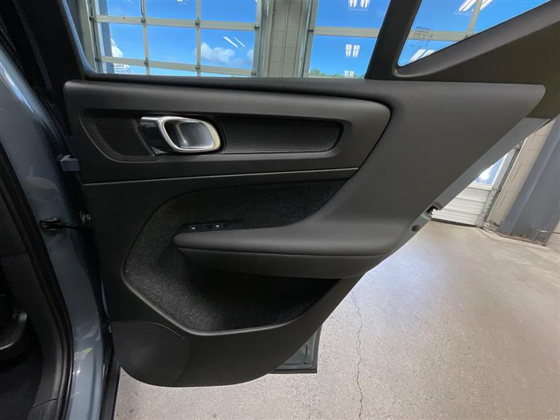 2021 VOLVO XC40 MOMENTUM