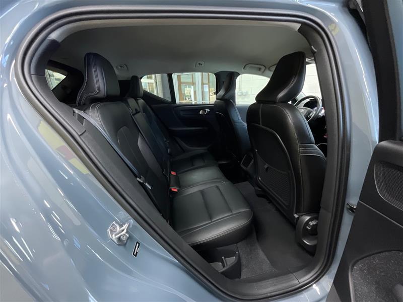 2021 VOLVO XC40 MOMENTUM
