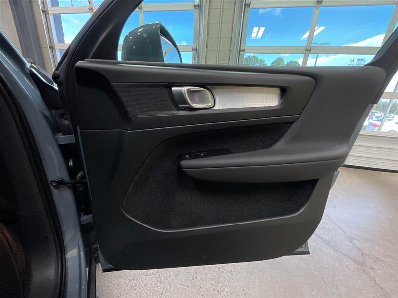 2021 VOLVO XC40 MOMENTUM