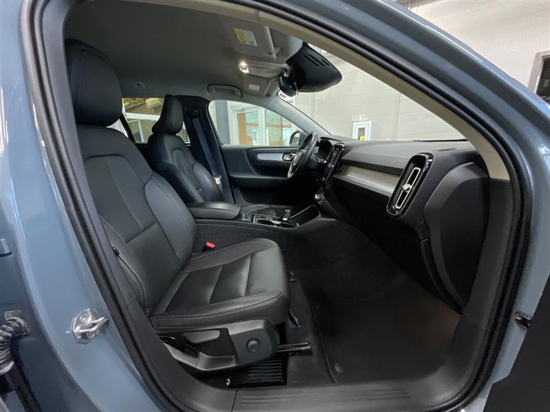 2021 VOLVO XC40 MOMENTUM