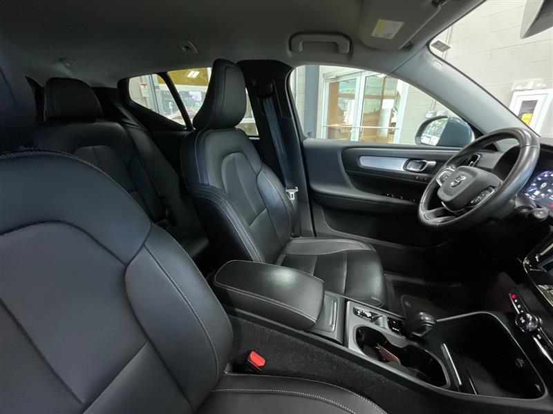 2021 VOLVO XC40 MOMENTUM