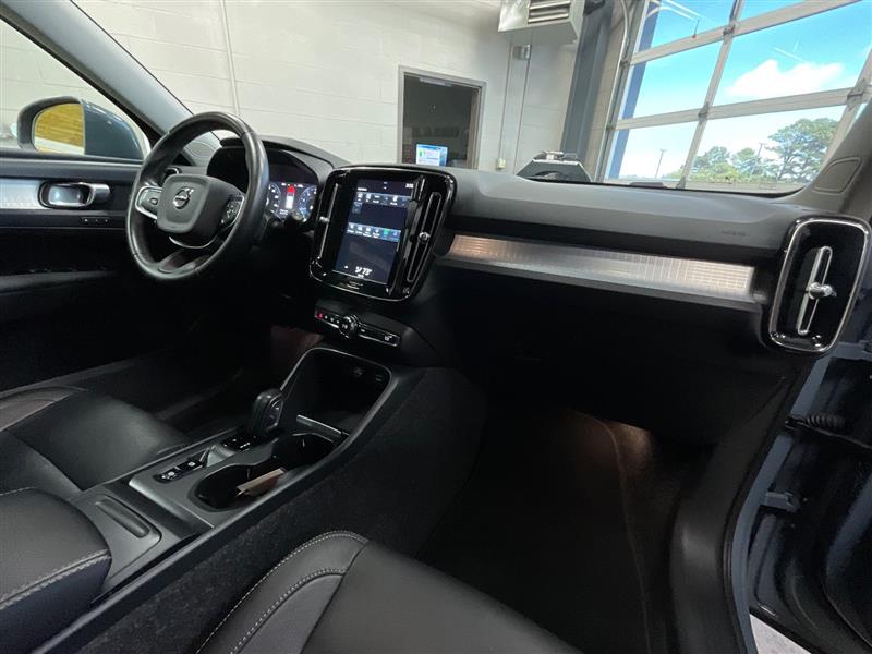 2021 VOLVO XC40 MOMENTUM