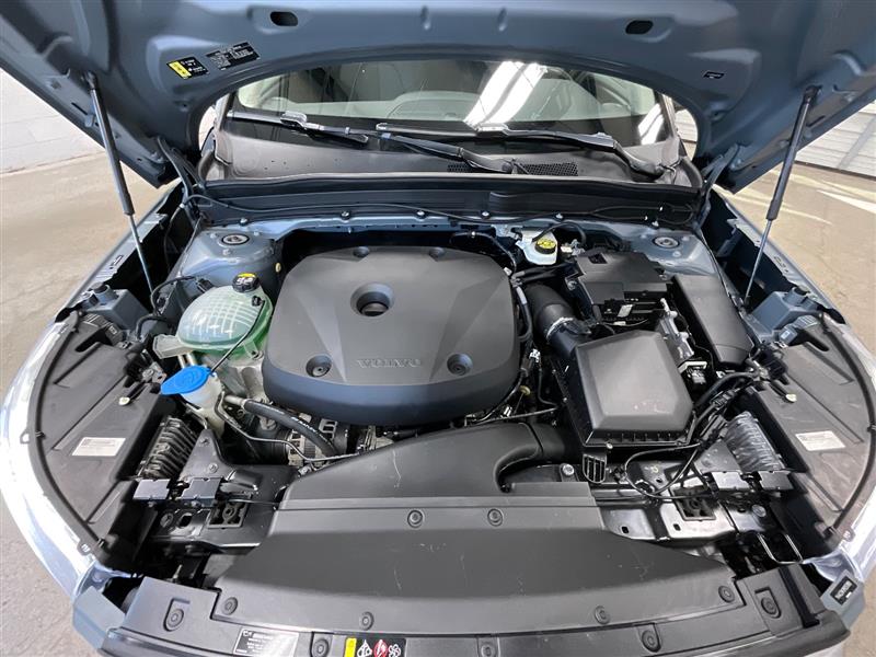 2021 VOLVO XC40 MOMENTUM