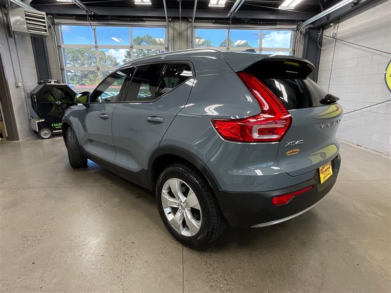 2021 VOLVO XC40 MOMENTUM