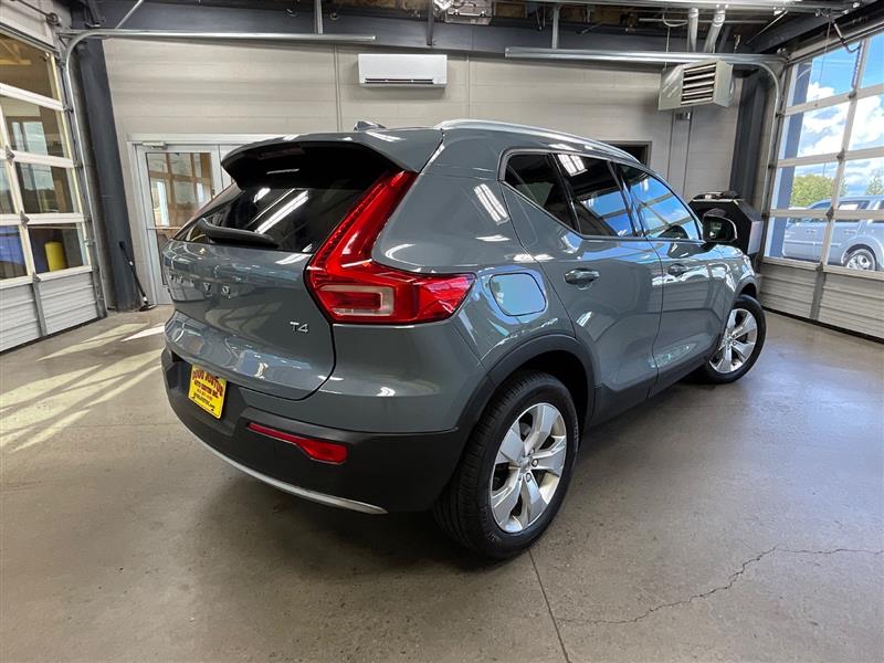 2021 VOLVO XC40 MOMENTUM