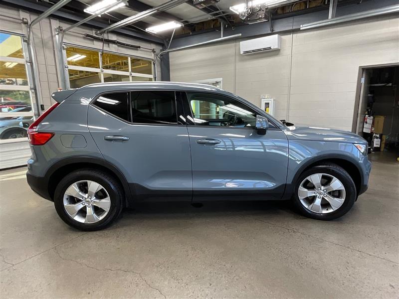 2021 VOLVO XC40 MOMENTUM