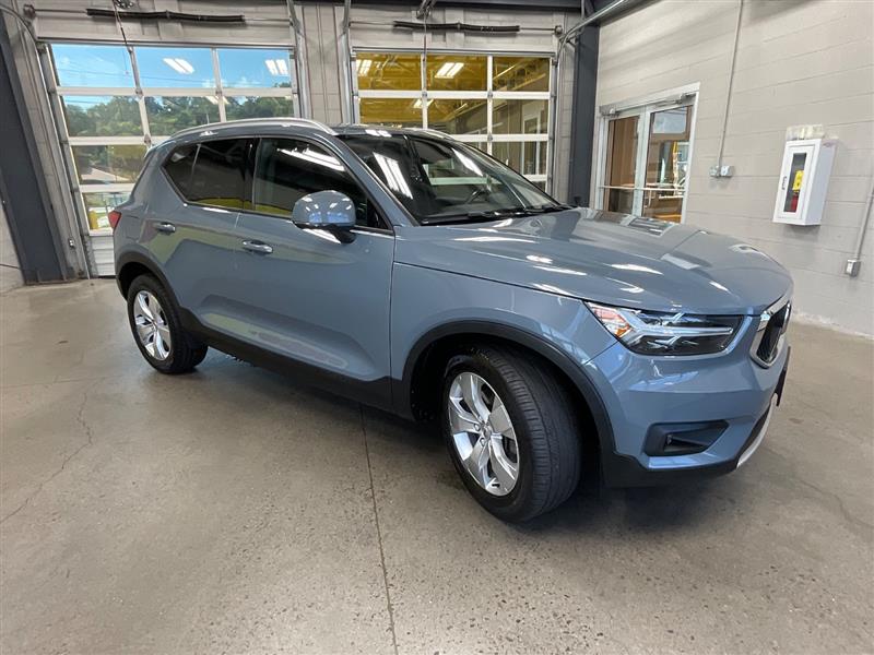 2021 VOLVO XC40 MOMENTUM
