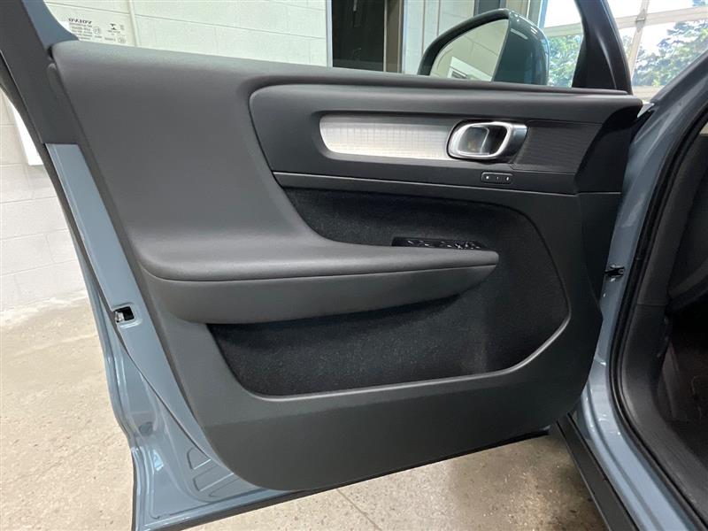 2021 VOLVO XC40 MOMENTUM