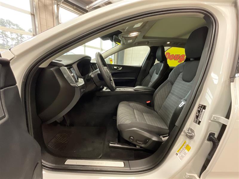 2022 VOLVO XC60 MOMENTUM