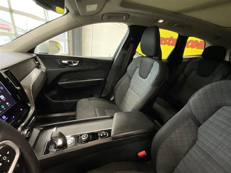 2022 VOLVO XC60 MOMENTUM