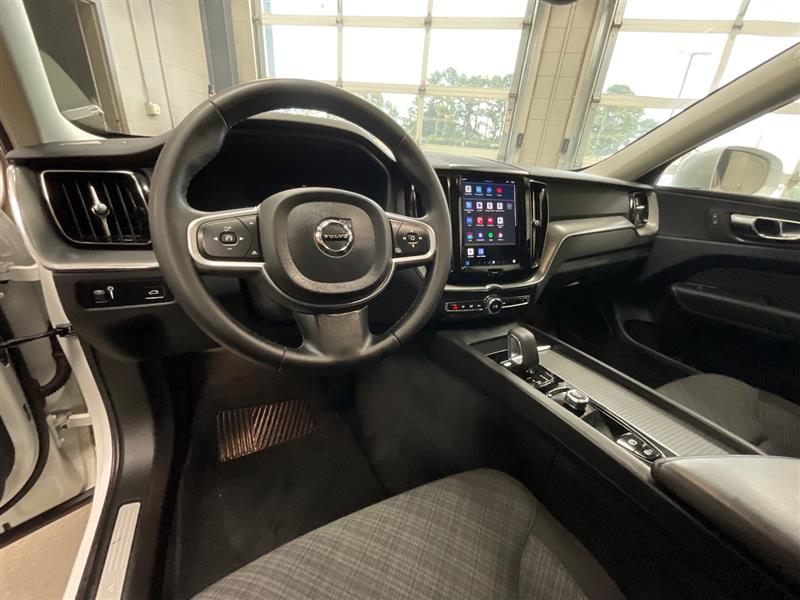 2022 VOLVO XC60 MOMENTUM