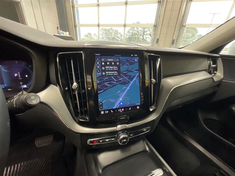 2022 VOLVO XC60 MOMENTUM