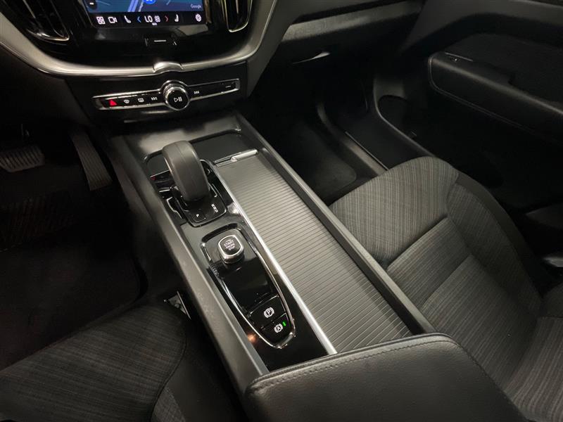 2022 VOLVO XC60 MOMENTUM