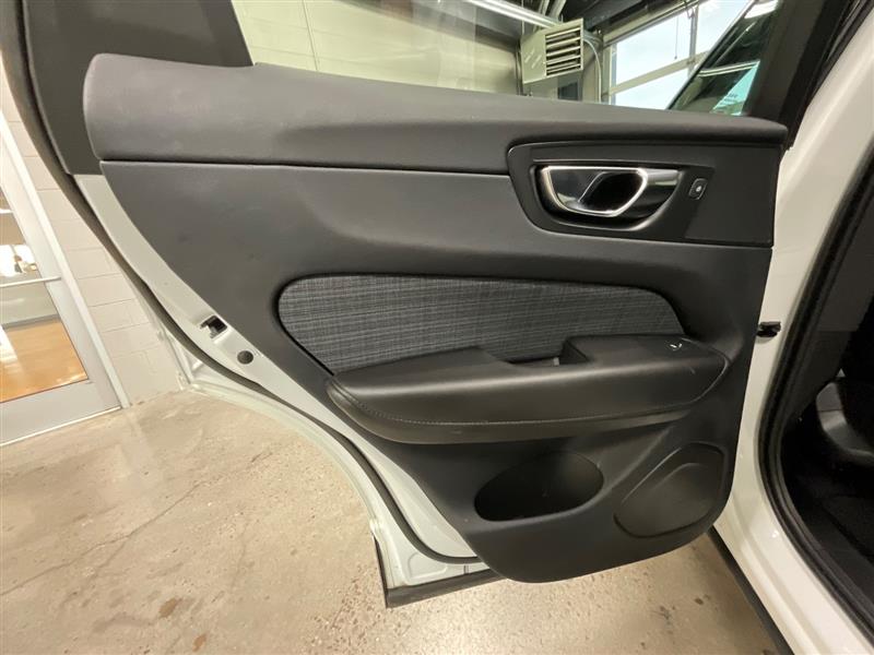 2022 VOLVO XC60 MOMENTUM